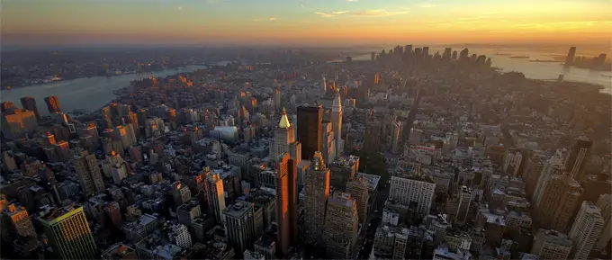 Blick über die Hochäuser Manhattans bei Sonnenuntergang