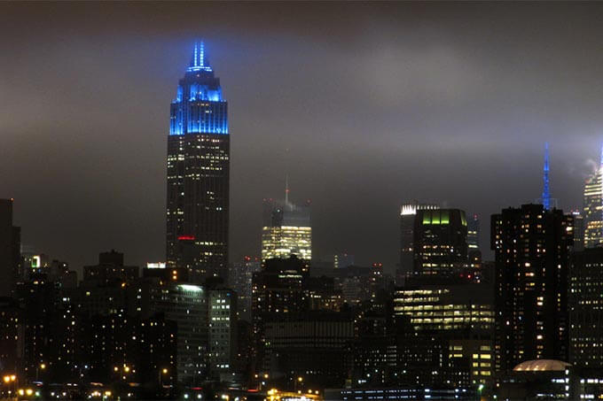 Empire State Building blau angestrahlt