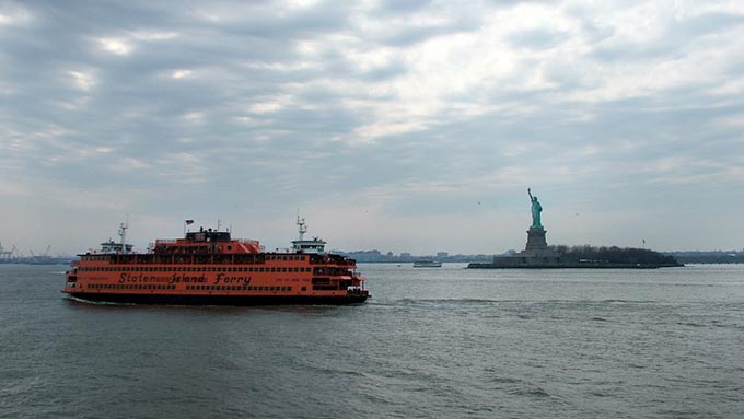 Staten Island Ferry vor der Statue of Liberty