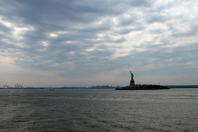 Freiheitsstatue in Hafen von New York